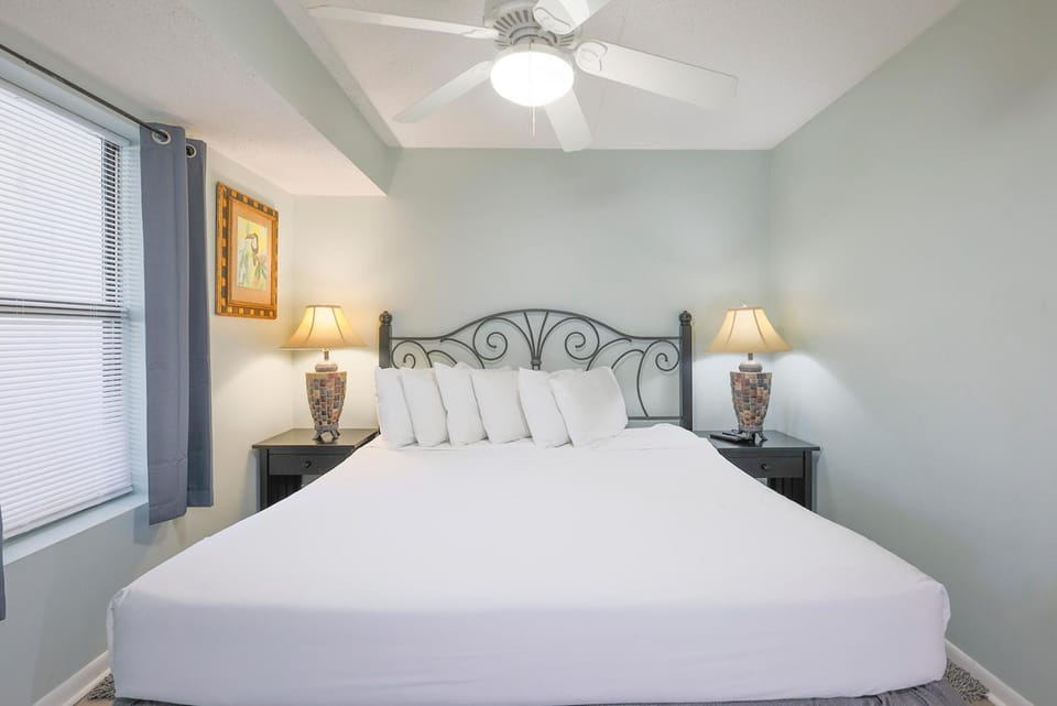 Island Winds East 705 Apartment in West Beach