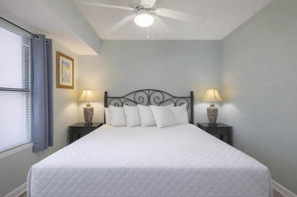 Island Winds East 705 Apartment in West Beach