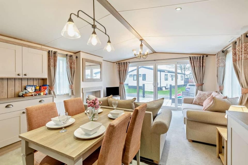 Binky Lodge Stylish Cosy 3-Bedroom Holiday Lodge Hoburne Naish Barton on Sea Chalet in New Forest District