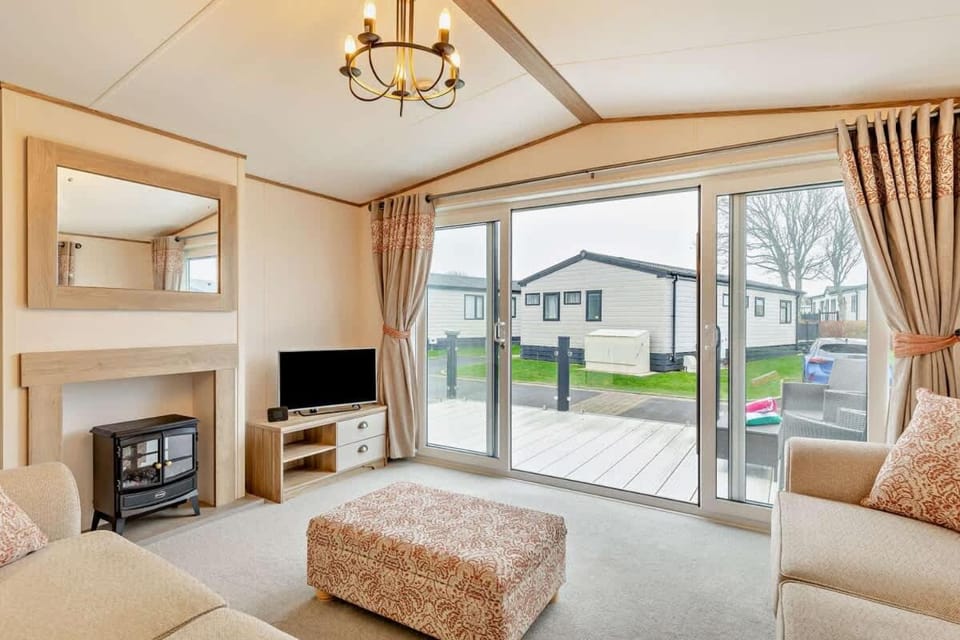 Binky Lodge Stylish Cosy 3-Bedroom Holiday Lodge Hoburne Naish Barton on Sea Chalet in New Forest District