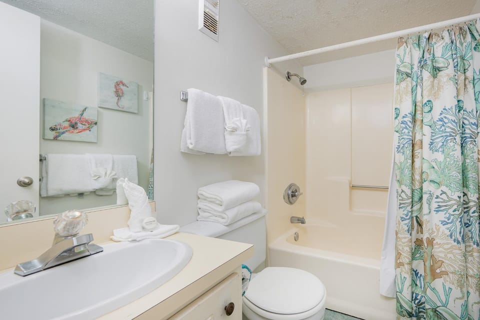 Island Winds East 706 Apartment in West Beach