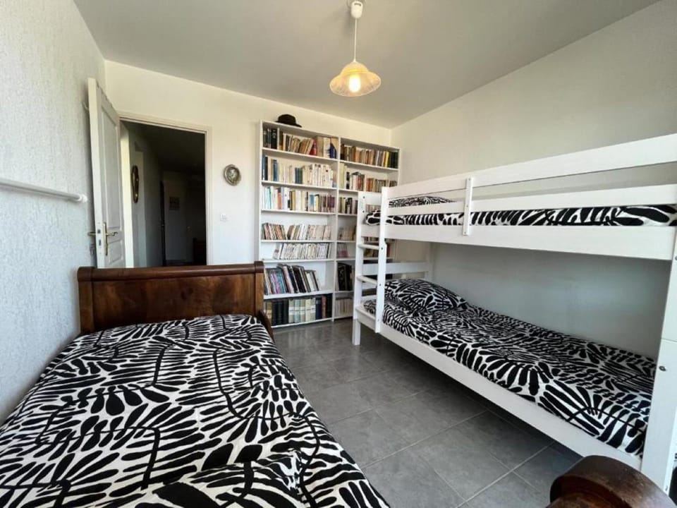 Fréjus, 10min à pieds des plages, appartement T3, 5 pers, entièrement climatisé avec parking privé Apartment in Fréjus