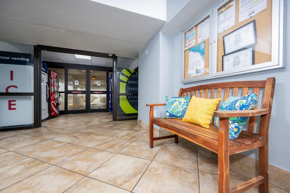 Island Winds East 707 Apartment in West Beach