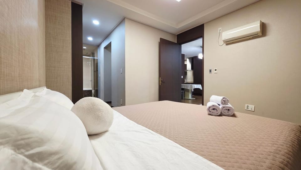 Bed, Bedroom, towels, air conditioner