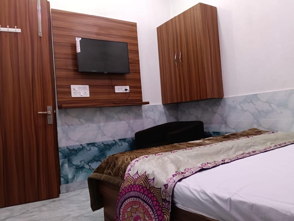 Hotel Shri Girraj Dham Vrindavan Dham Hotel in Uttar Pradesh