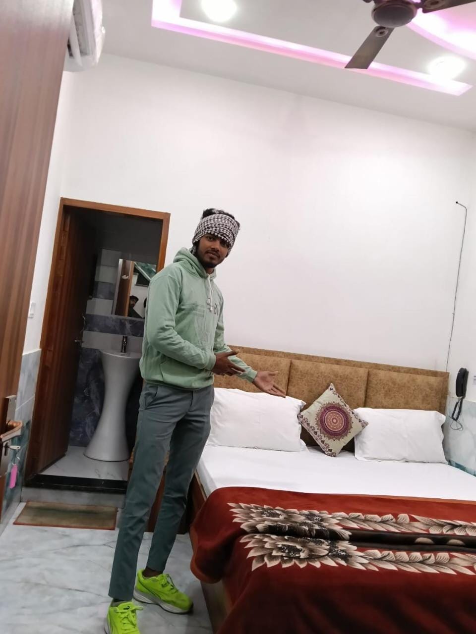 Hotel Shri Girraj Dham Vrindavan Dham Hotel in Uttar Pradesh