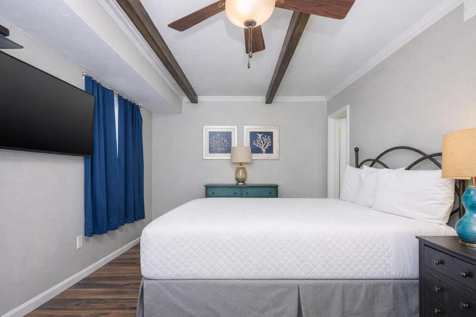 Island Winds East 708 Apartment in West Beach