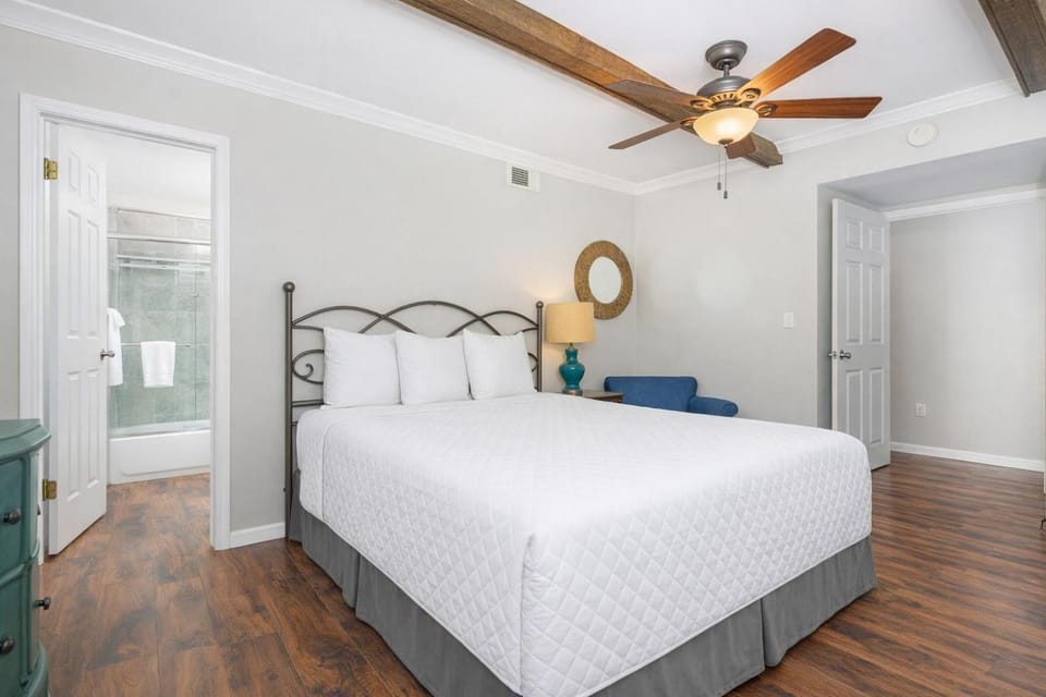 Island Winds East 708 Apartment in West Beach
