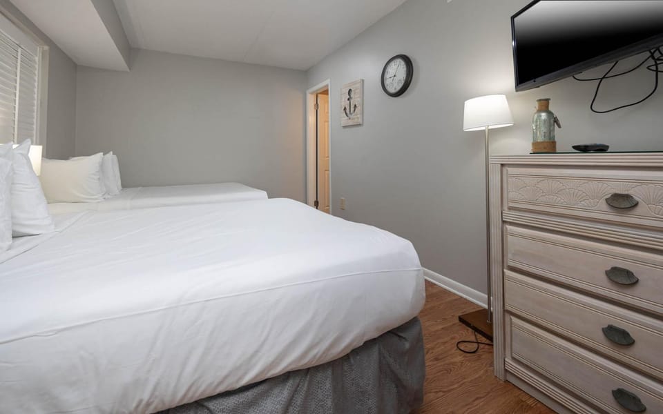 Island Winds East 808 Apartment in West Beach