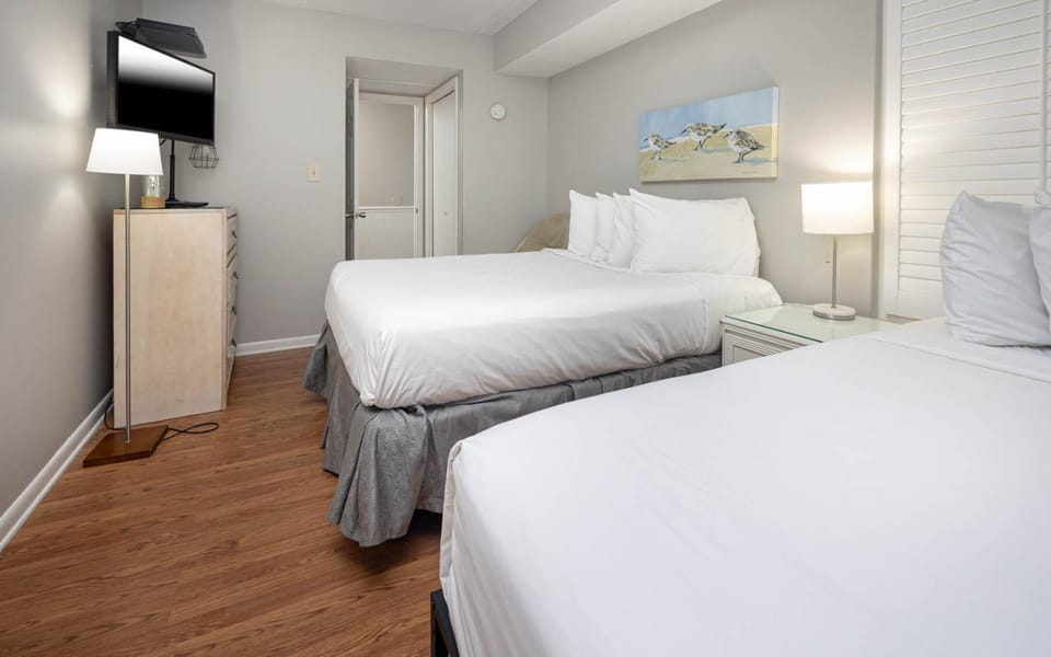 Island Winds East 808 Apartment in West Beach