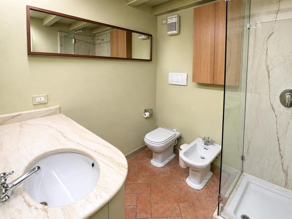 Shower, Toilet, Bathroom, bidet, towels