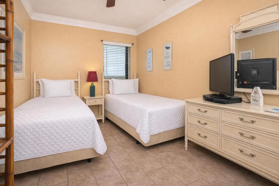 Island Winds East 811 Apartment in West Beach