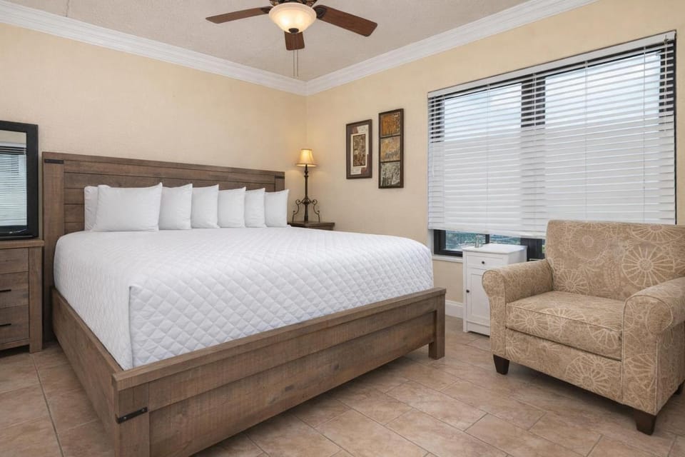 Island Winds East 811 Apartment in West Beach