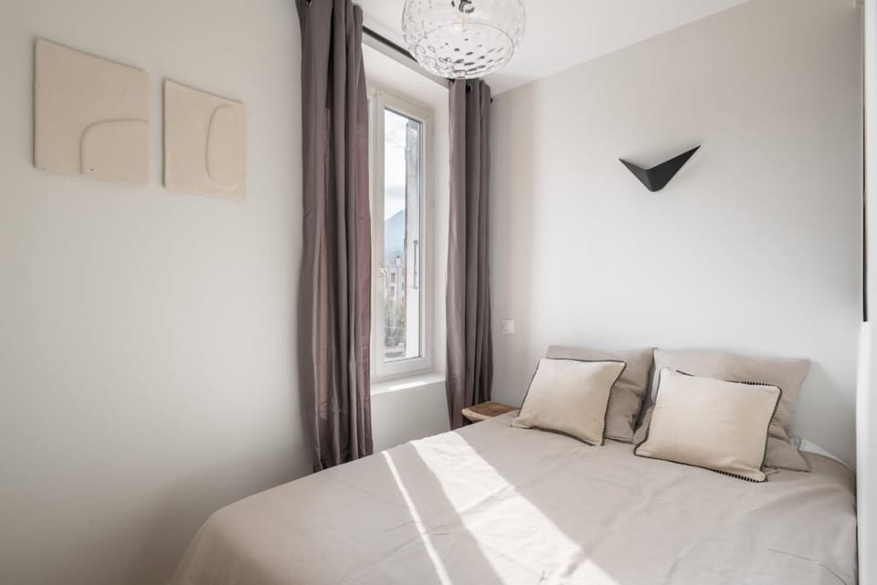 Bed, Photo of the whole room, Bedroom, fireplace