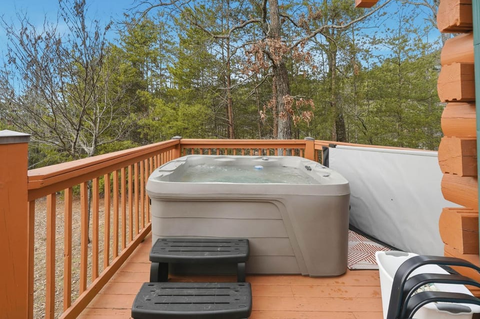 NEW Secluded with Views - Hot Tub - BBQ - Firepit House in Sevier County