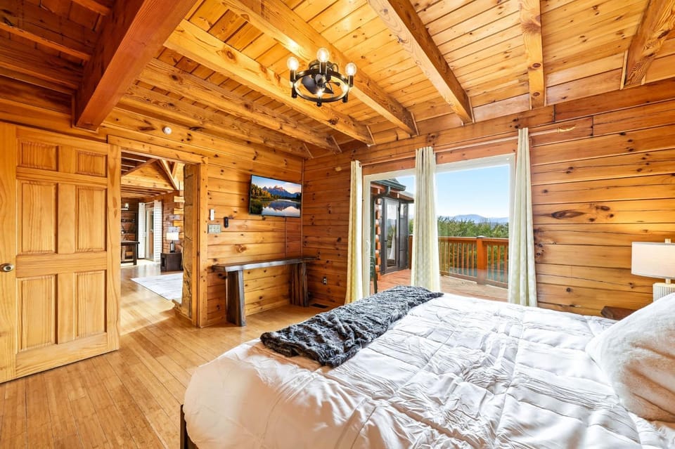 NEW Secluded with Views - Hot Tub - BBQ - Firepit House in Sevier County