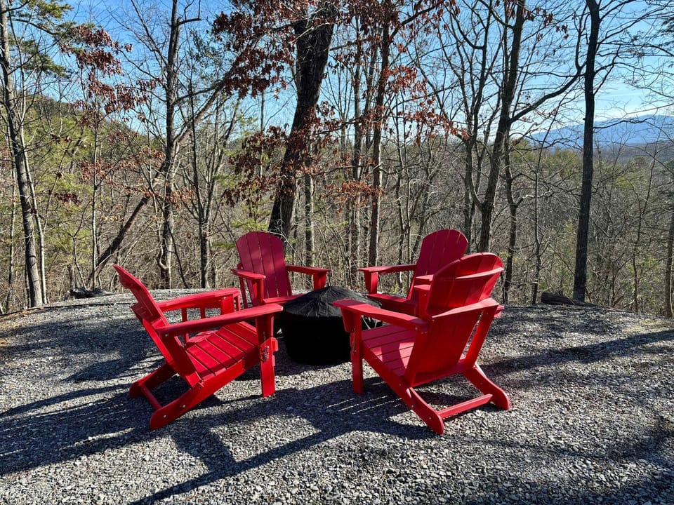 NEW Secluded with Views - Hot Tub - BBQ - Firepit House in Sevier County