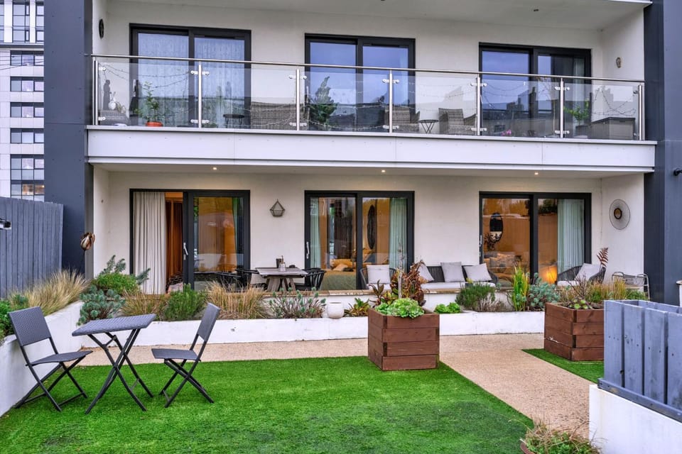 Property building, Balcony/Terrace, Seating area