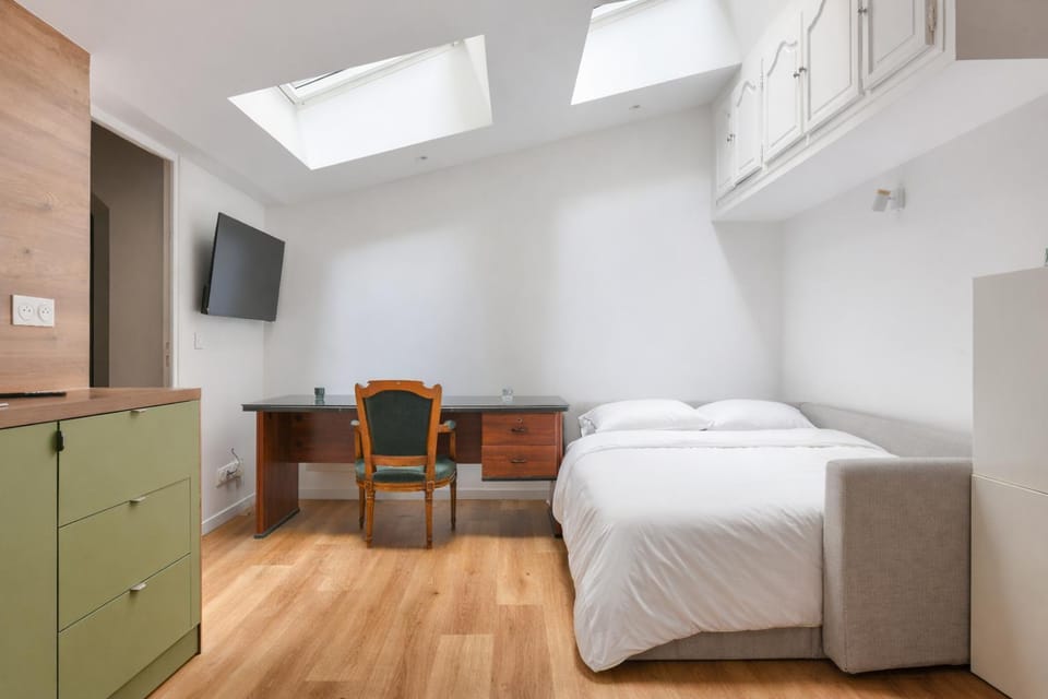 Bed, Living room