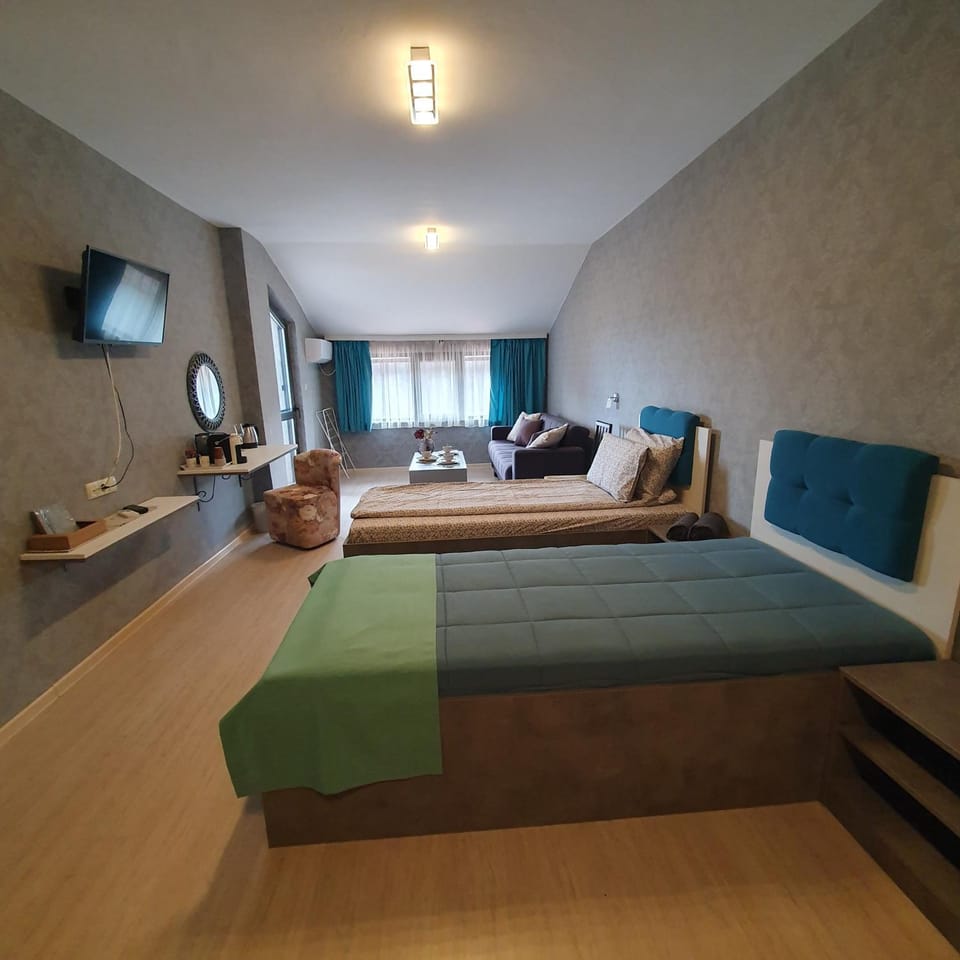 Bed, TV and multimedia, Living room, Seating area