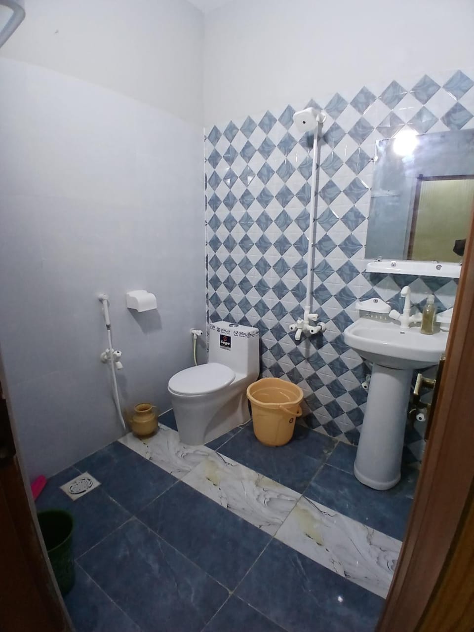 Shower, Toilet, Bathroom, bidet, towels