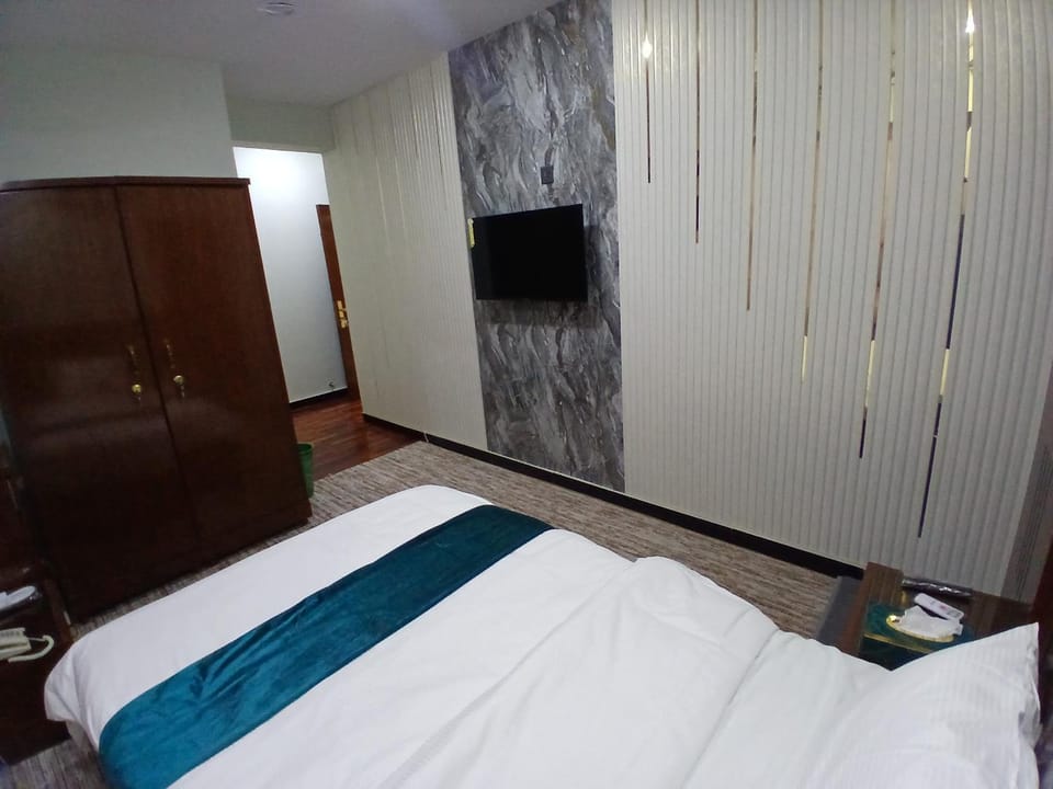 Communal lounge/ TV room, Bed, TV and multimedia, Photo of the whole room, Evening entertainment, Bedroom, wardrobe
