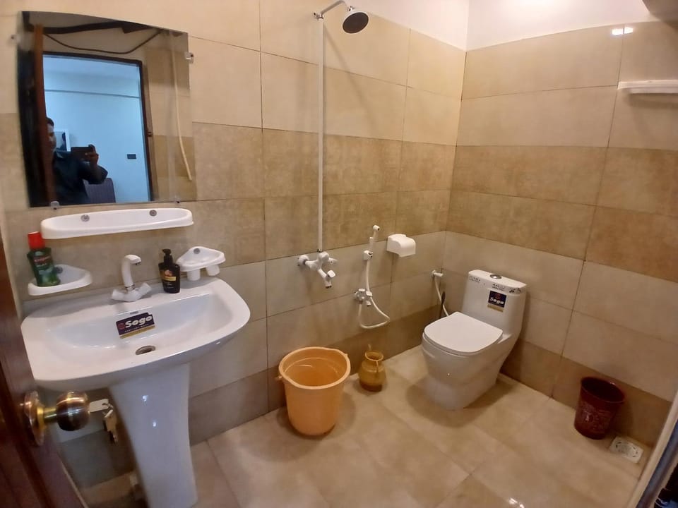 Shower, Toilet, Bathroom, bidet, towels