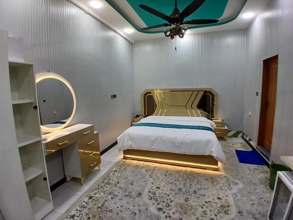 Property building, Bed, Photo of the whole room, Bedroom, Breakfast, fireplace, towels
