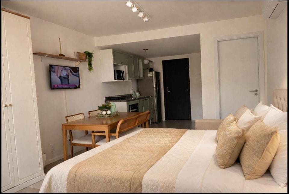 Bed, TV and multimedia, Kitchen or kitchenette, Living room, Photo of the whole room, Seating area, Dining area, Bedroom, minibar, wardrobe