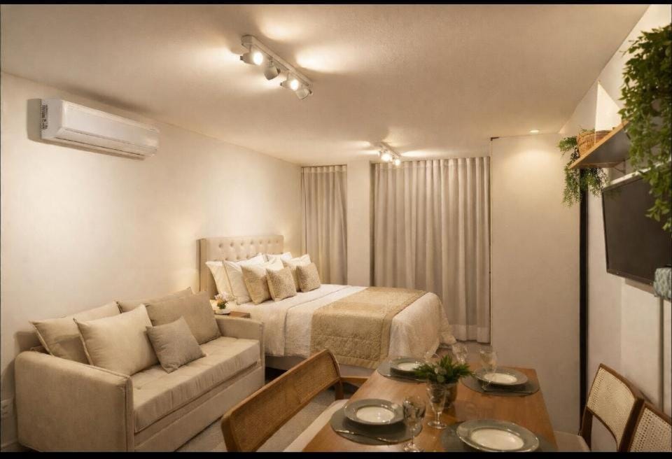 Bed, TV and multimedia, Living room, Photo of the whole room, Seating area, Bedroom, air conditioner