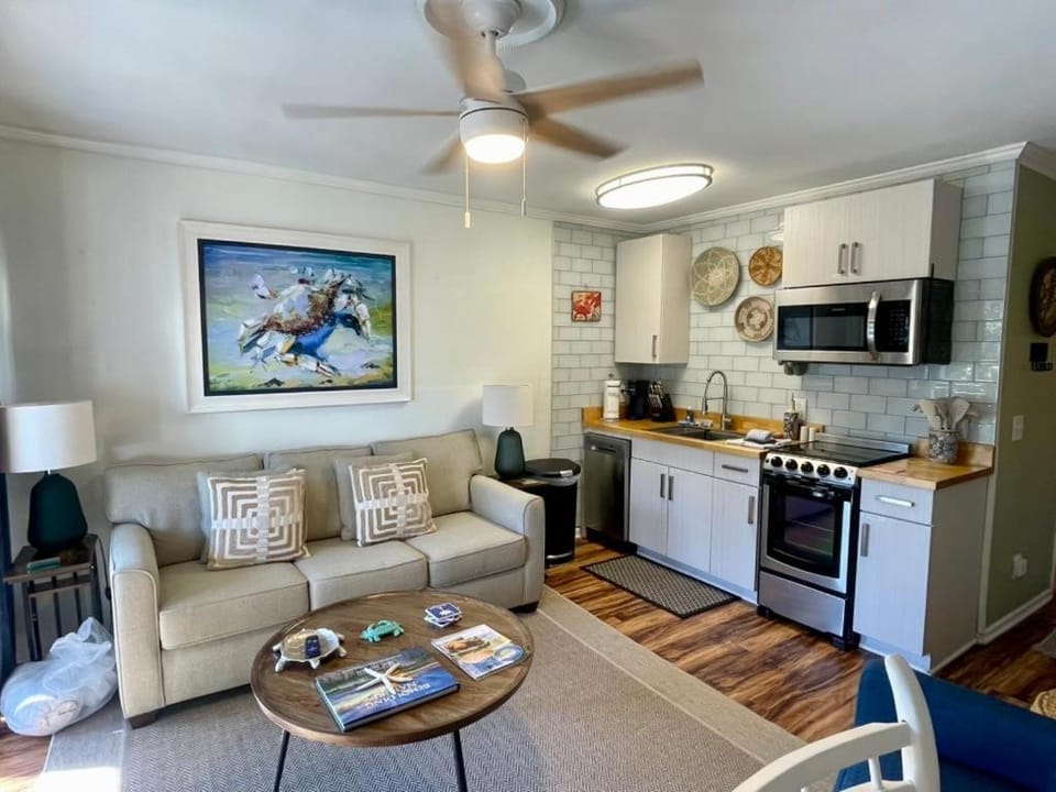 TV and multimedia, Coffee/tea facilities, Kitchen or kitchenette, Living room, Seating area, oven, stove