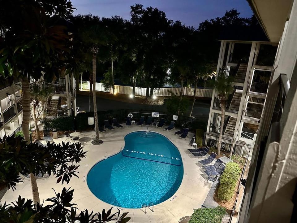Property building, Pool view, Swimming pool, Swimming pool, sunbed