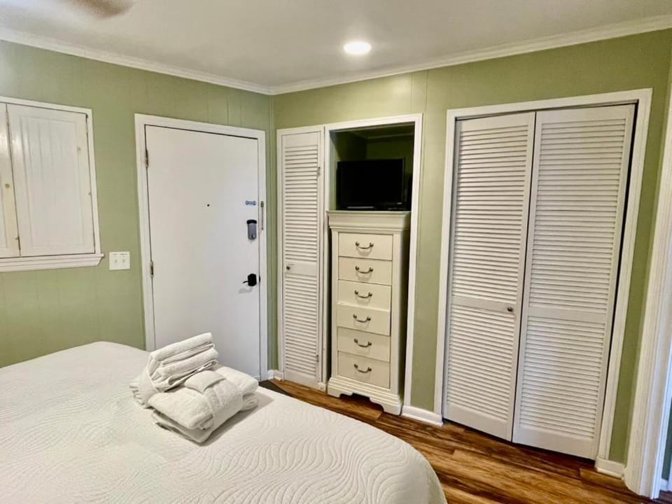 Bed, TV and multimedia, Bedroom, wardrobe