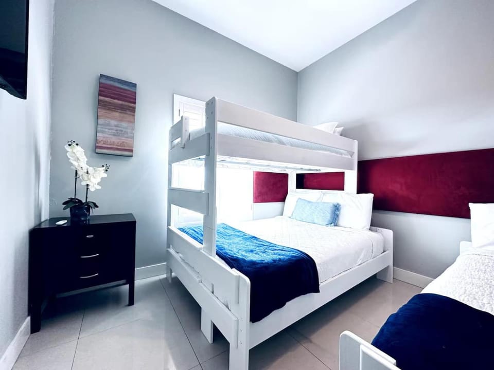 Beach Side Condo - BBQ Grill & Heated Pool House in South Padre Island
