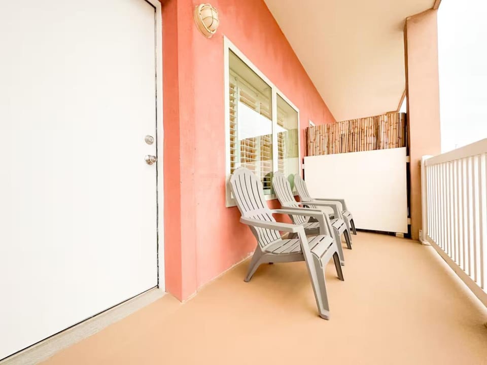 Beach Side Condo - BBQ Grill & Heated Pool House in South Padre Island
