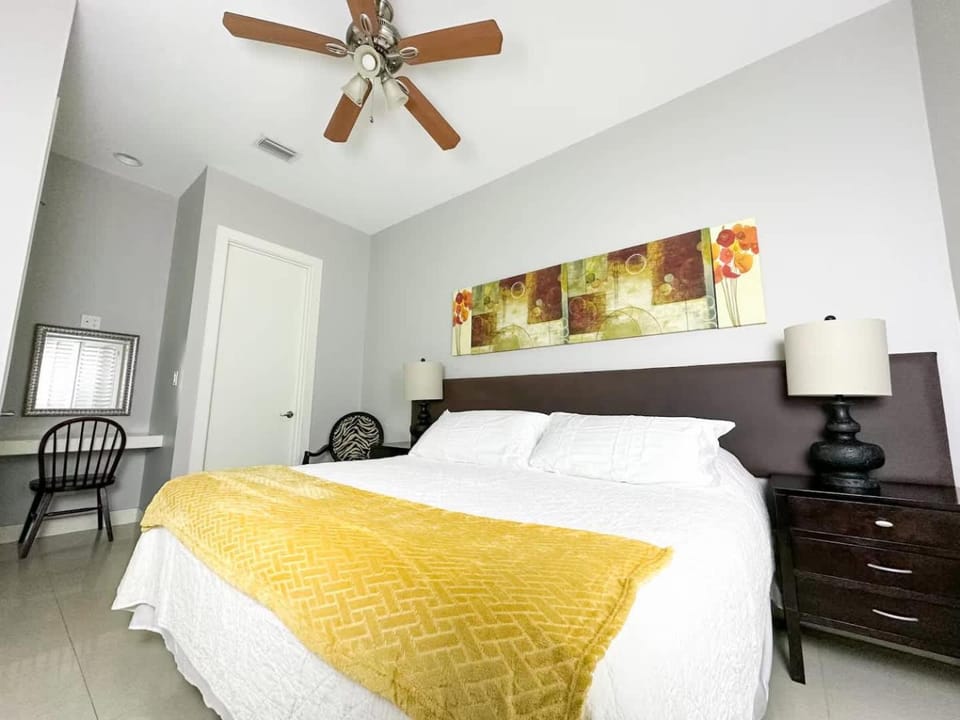 Beach Side Condo - BBQ Grill & Heated Pool House in South Padre Island