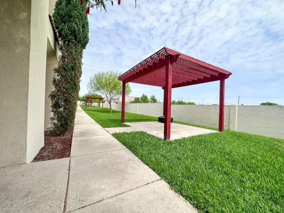 Luxurious Condo with Pool & Garage Close to Shopping Apartment in Pharr