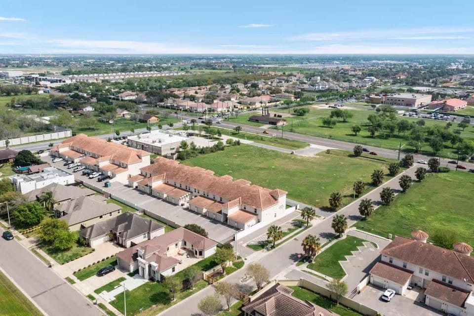 Luxurious Condo with Pool & Garage Close to Shopping Apartment in Pharr