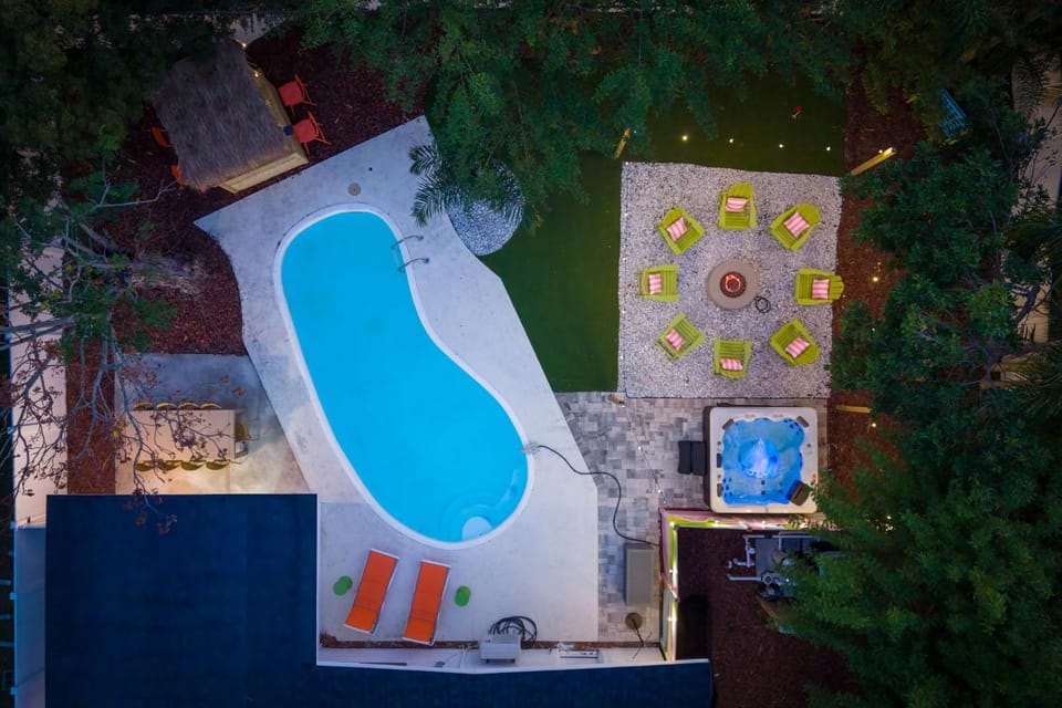 Backyard Oasis Heated Pool Tiki Bar Hot Tub House in Largo