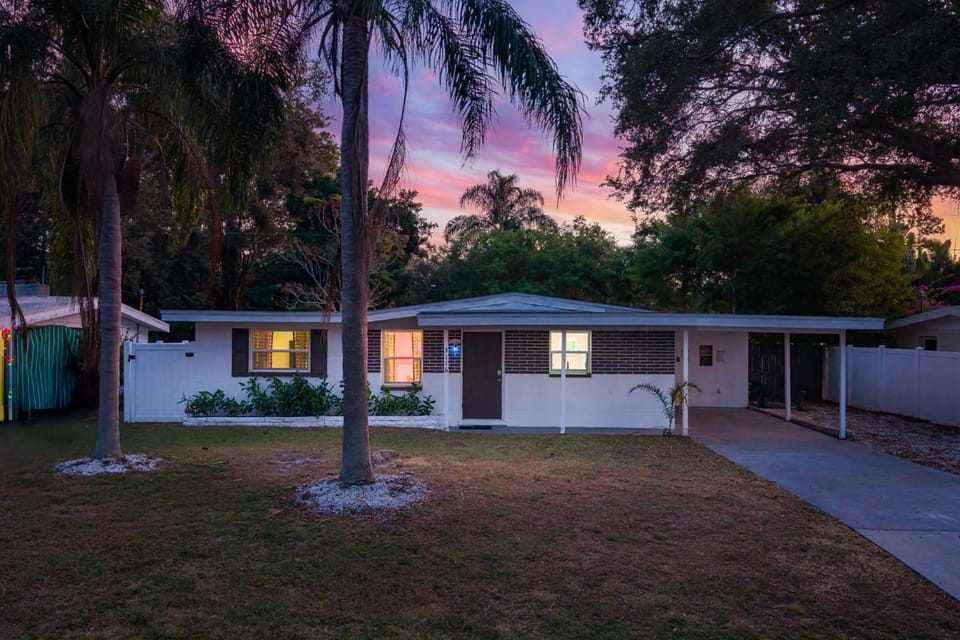 Backyard Oasis Heated Pool Tiki Bar Hot Tub House in Largo