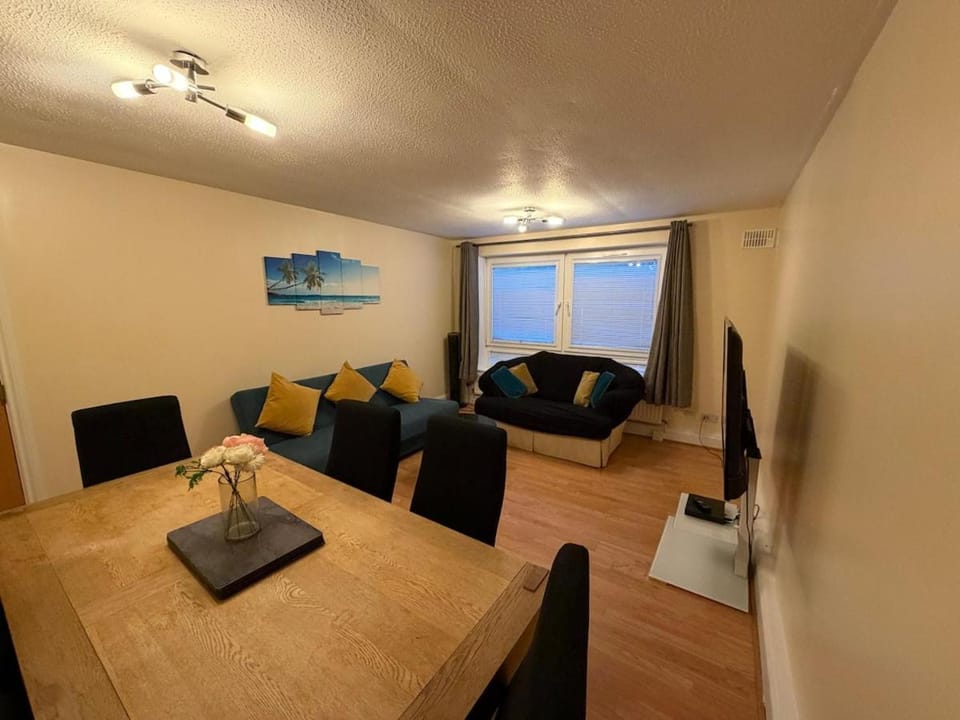2 Bedroom Ground Floor Flat with Kitchen & Parking Apartment in Uxbridge