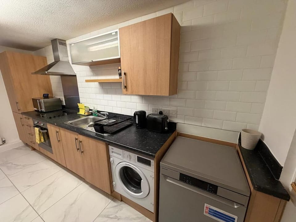 2 Bedroom Ground Floor Flat with Kitchen & Parking Apartment in Uxbridge