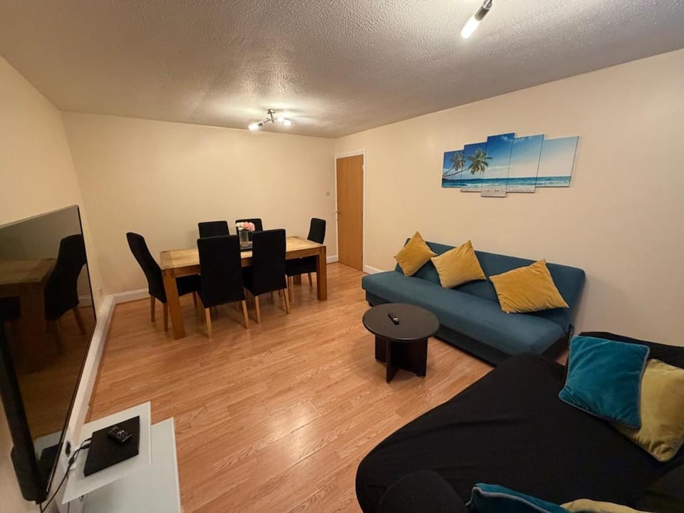 2 Bedroom Ground Floor Flat with Kitchen & Parking Apartment in Uxbridge