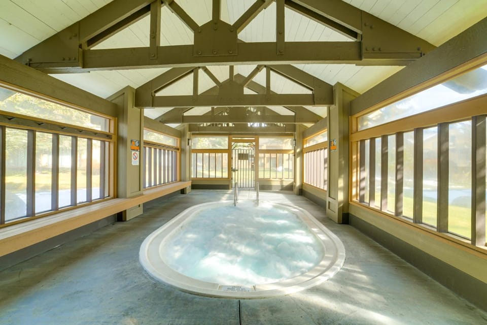 2 Mi to Eagle Lodge! Multi-Level Haven w/ Hot Tub House in Mammoth Lakes