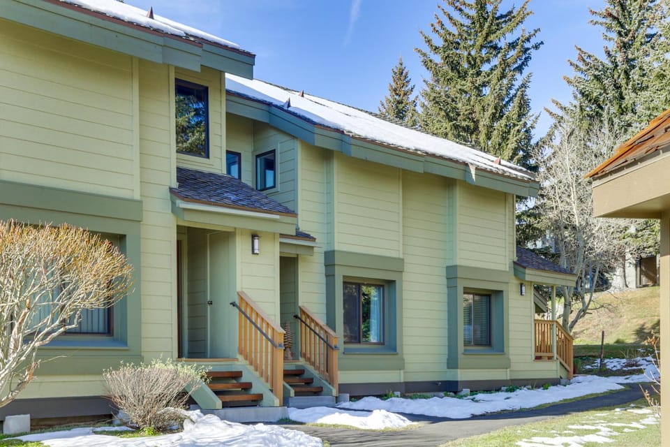 2 Mi to Eagle Lodge! Multi-Level Haven w/ Hot Tub House in Mammoth Lakes