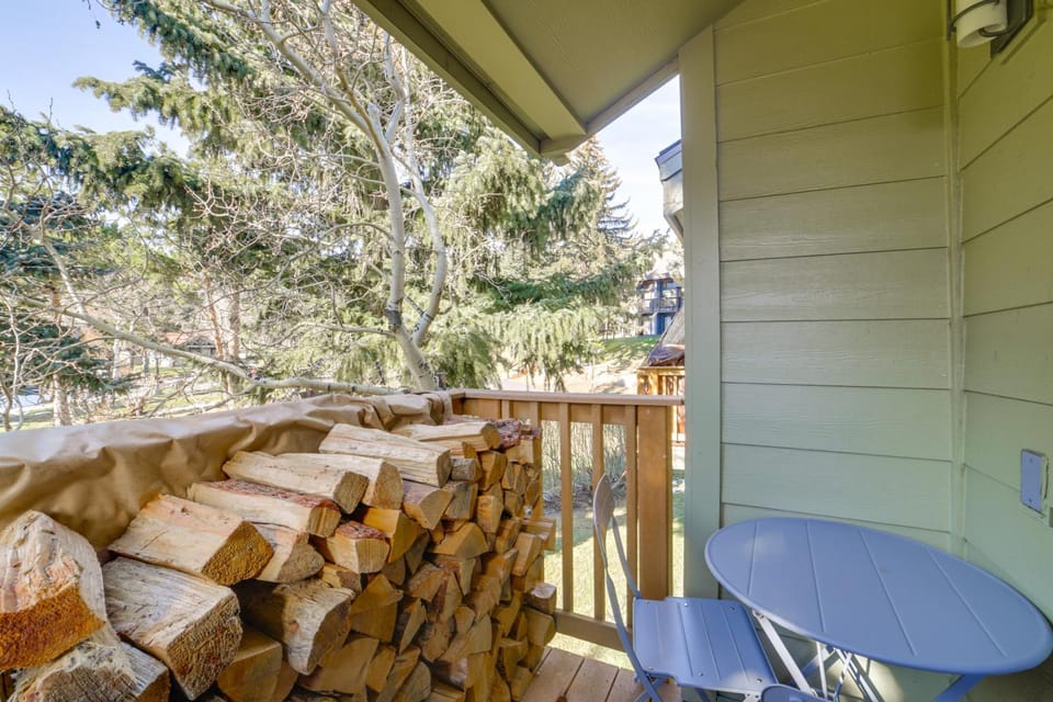 2 Mi to Eagle Lodge! Multi-Level Haven w/ Hot Tub House in Mammoth Lakes