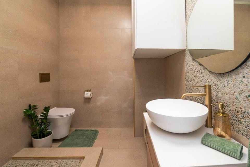 CapeTown CityCentre Gem wBalcony- Walk to Waterfront or CTICC Apartment in Cape Town