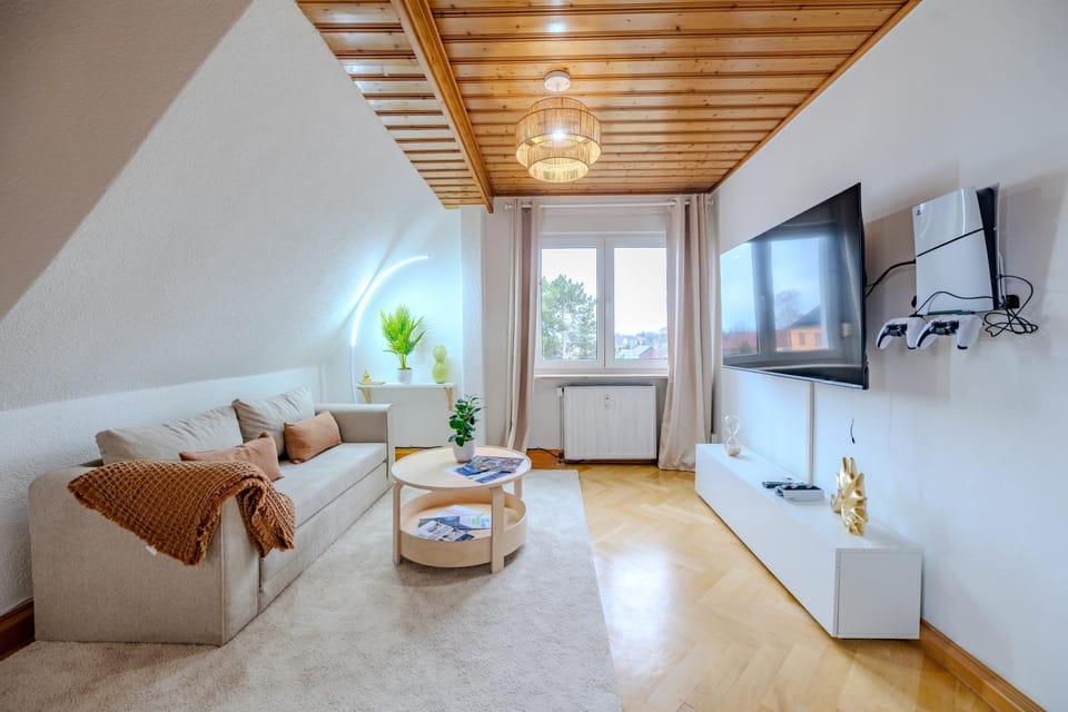 Communal lounge/ TV room, TV and multimedia, Living room, Seating area, Evening entertainment