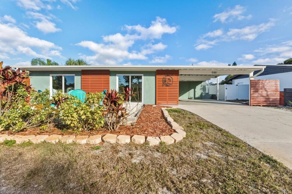 The Salty Parrot House in Bay Pines
