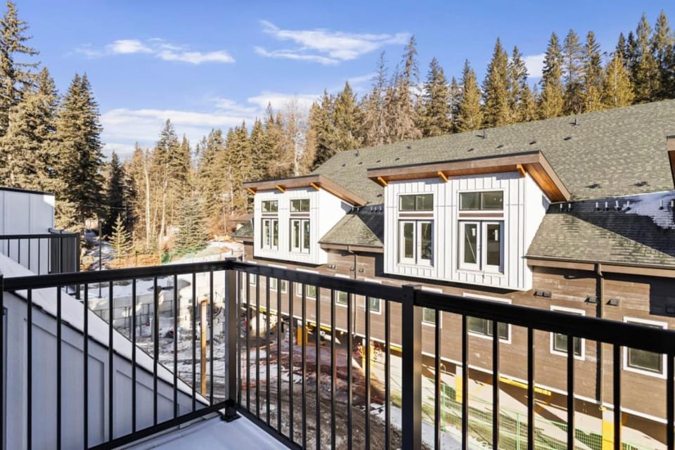 Cozy 3BR Mountainside Haven Near Banff House in Canmore